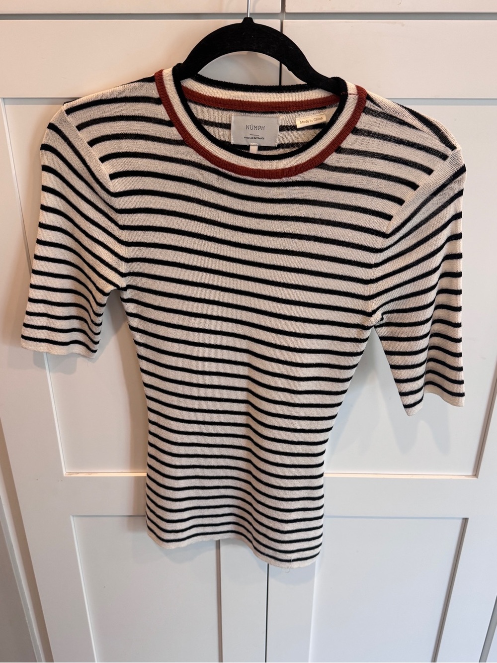 Striped Short Sleeve Knit Top in Black and White Nümph